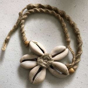 Shell-designed flower choker